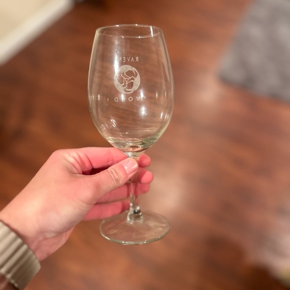 RAVENSWOOD WINERY | Crystal Clear Wine Glass Pair with winery logo - Picture 7 of 13